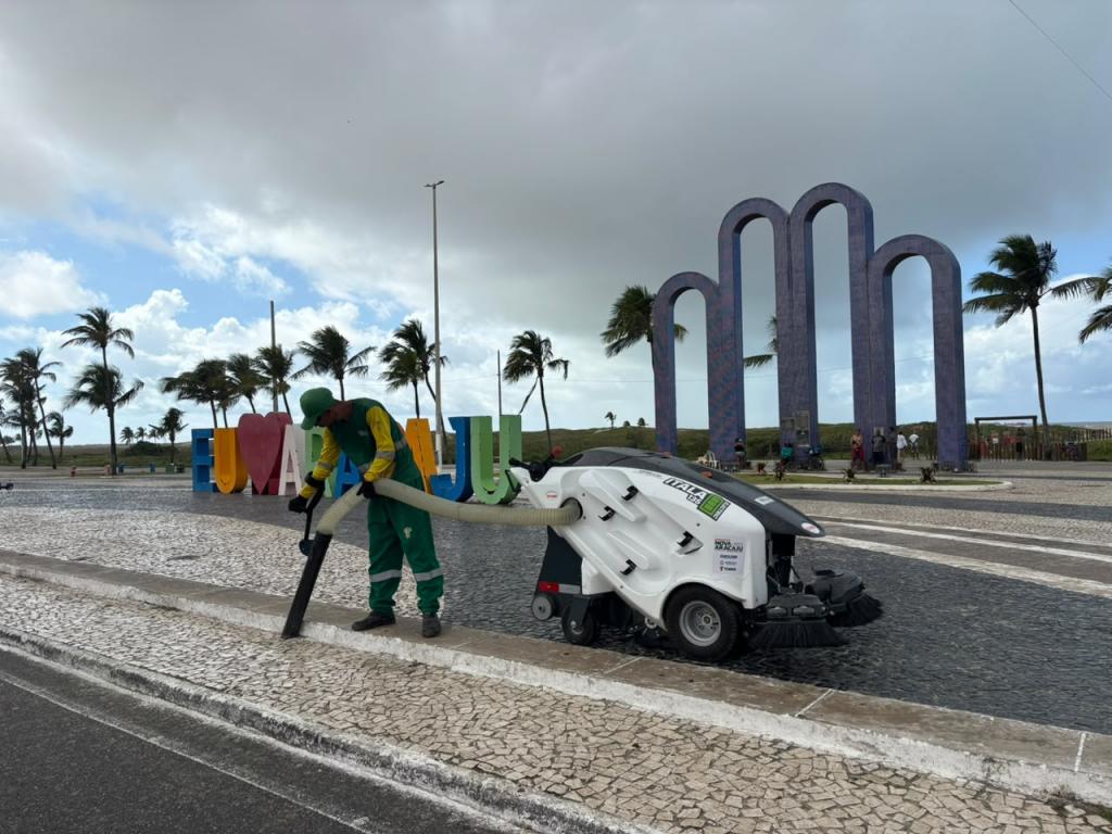 Varrição mecanizada reforça limpeza em espaços públicos de Aracaju