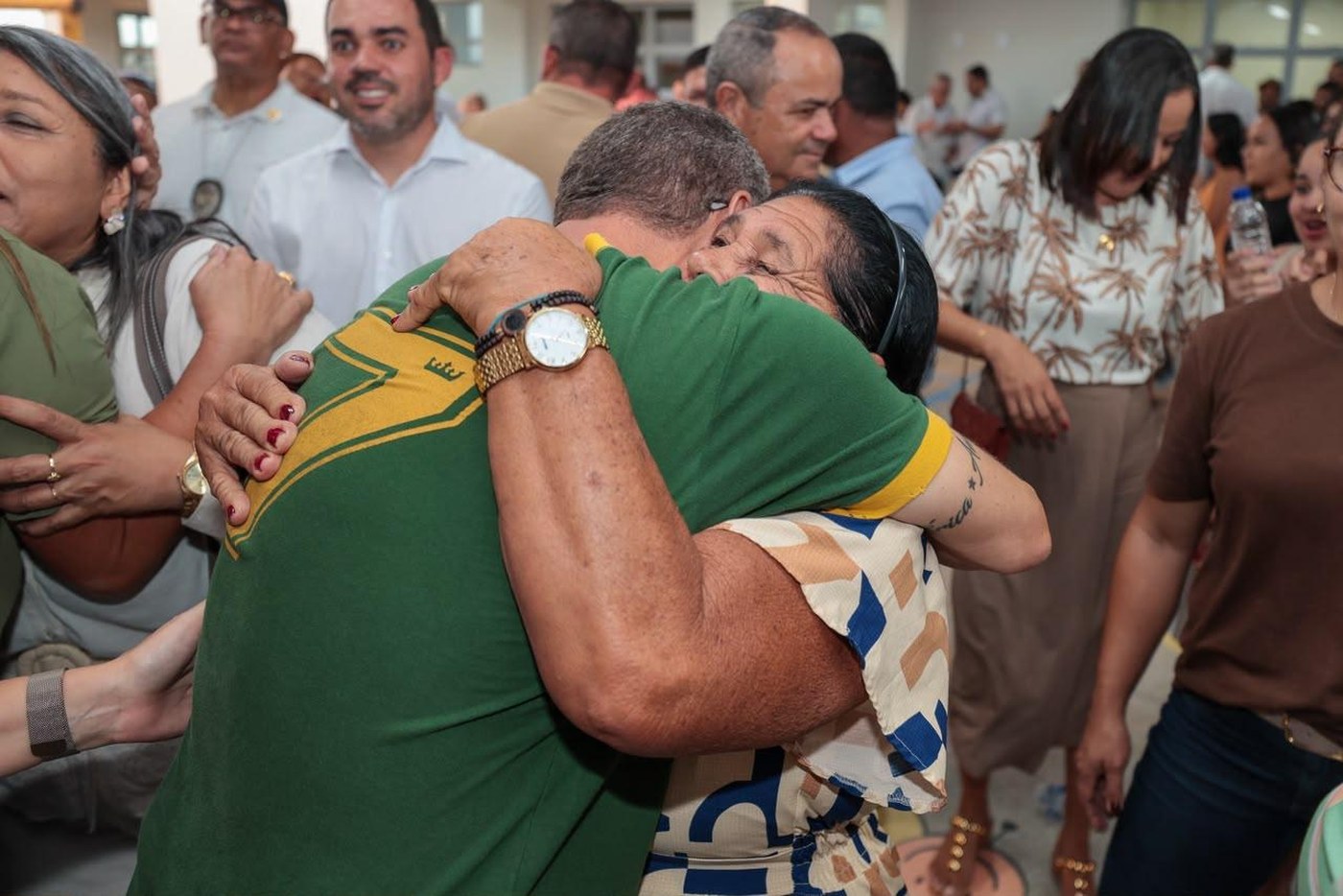 Como o Ameei, de Fábio Mitidieri, liga creche em tempo integral e trabalho das mães 2 Moradora cumprimenta o governador durante a entrega da unidade