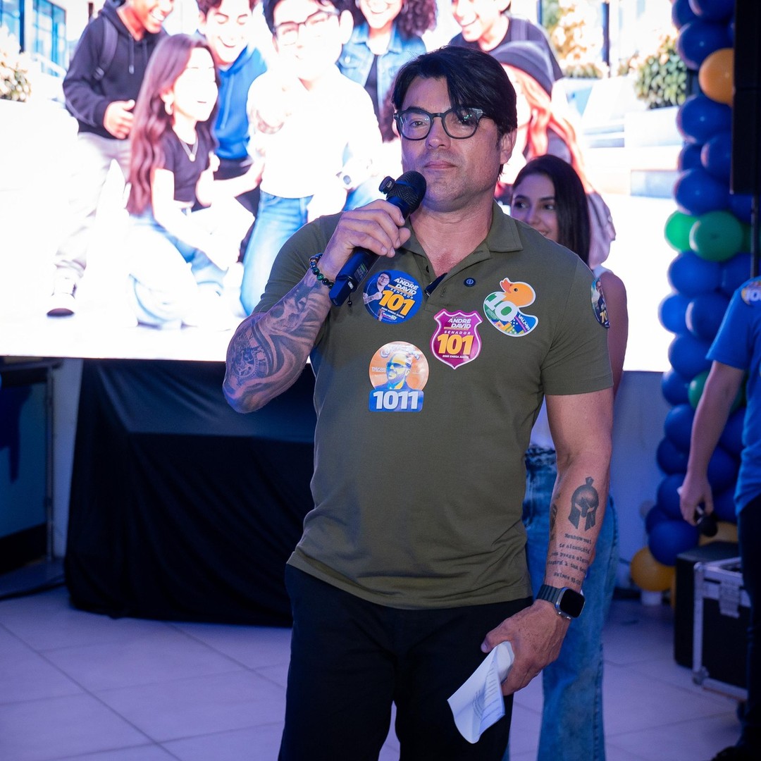 O delegado André David durante encontro com jovens de Aracaju