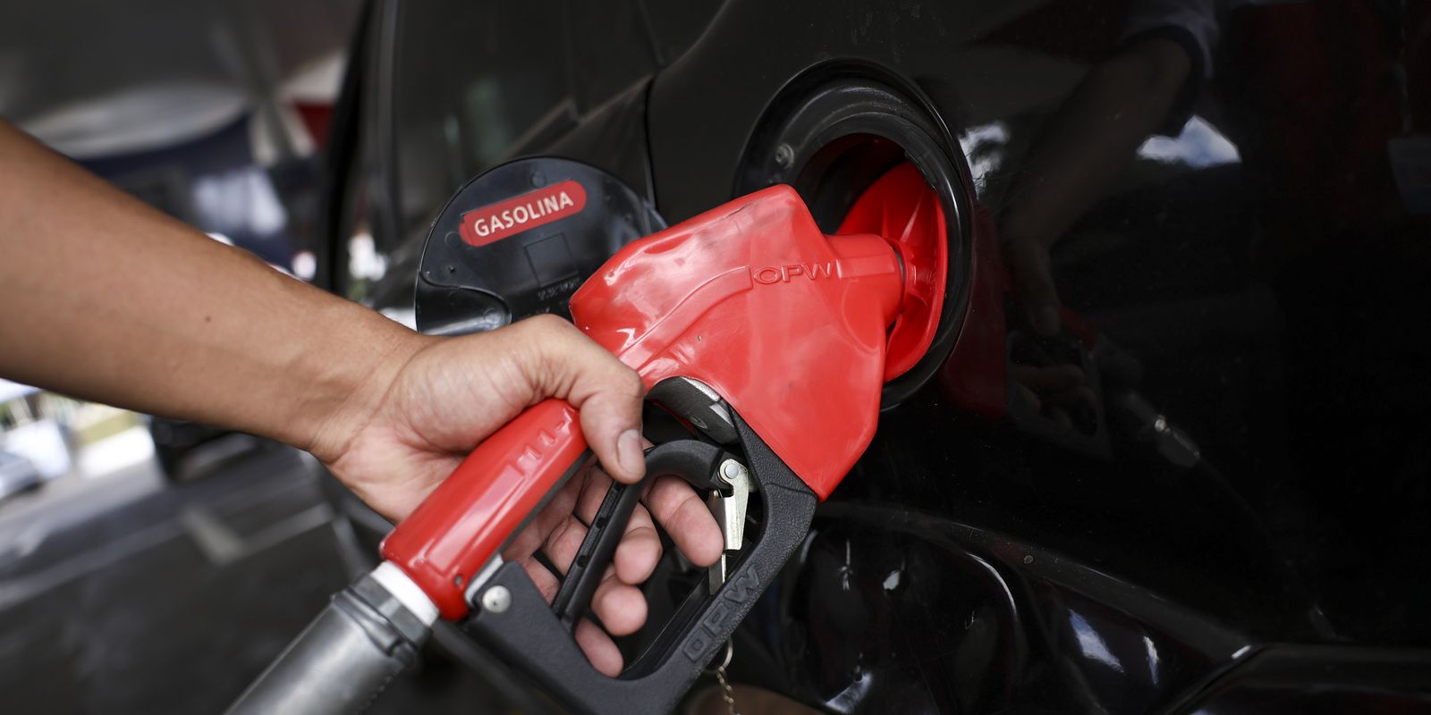 ANP multa distribuidoras em mais de R$ 700 milhões por preços abusivos