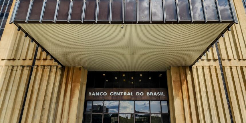 BC prevê crescimento menor e inflação acima da meta em 2026