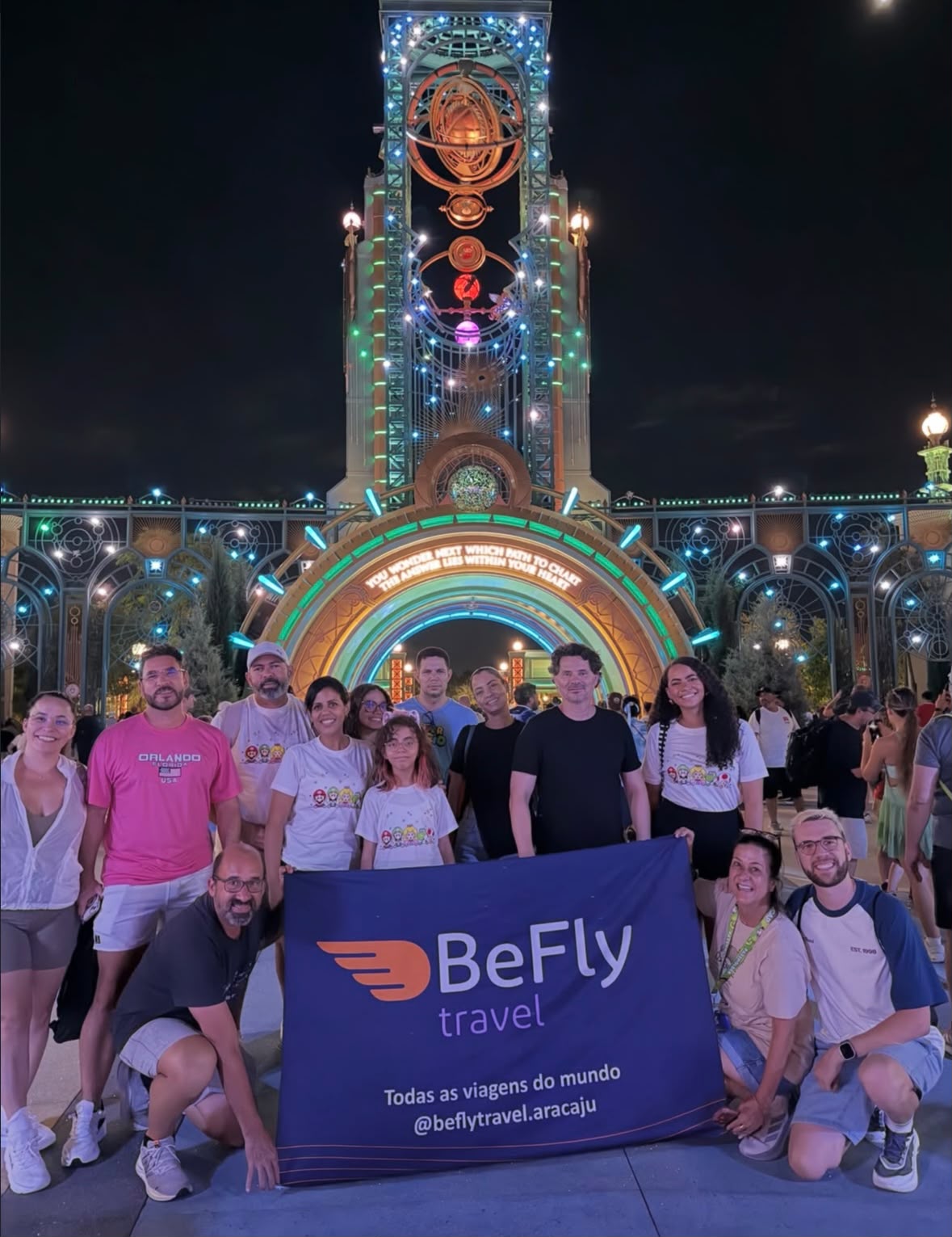 Grupo de viajantes da BeFly Travel Aracaju em frente a atração em Orlando