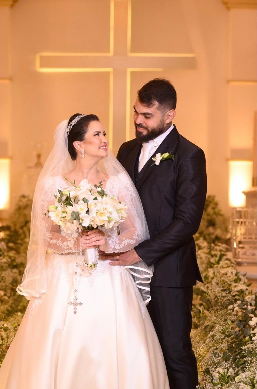 Três anos de união: Carol Torres e Dr. Carlos Torres comemoram Bodas de Trigo 2 Dr. Carlos Torres e Carol Torres durante celebração de casamento