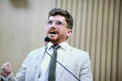 Vereador Breno Garibalde discursa na Câmara de Aracaju