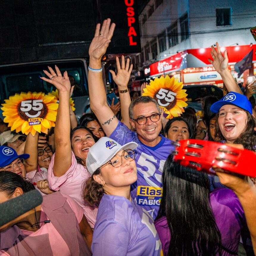 Fábio Mitidieri cercado por participantes durante o ato em Aracaju