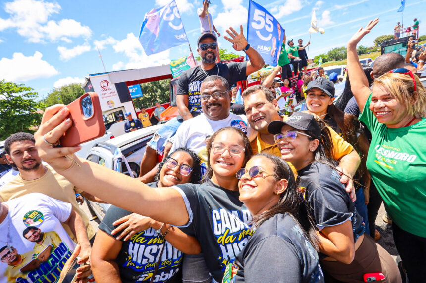 Apoiadores fazem fotos com Cláudio Mitidieri durante a carreata em Nossa Senhora do Socorro