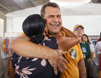 Cláudio Mitidieri abraça moradora durante passagem pela feira de Japaratuba