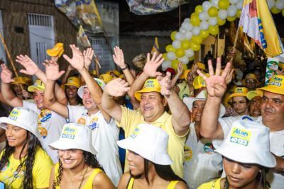 Cláudio Mitidieri cercado por apoiadores durante pisadinha em Itabaianinha