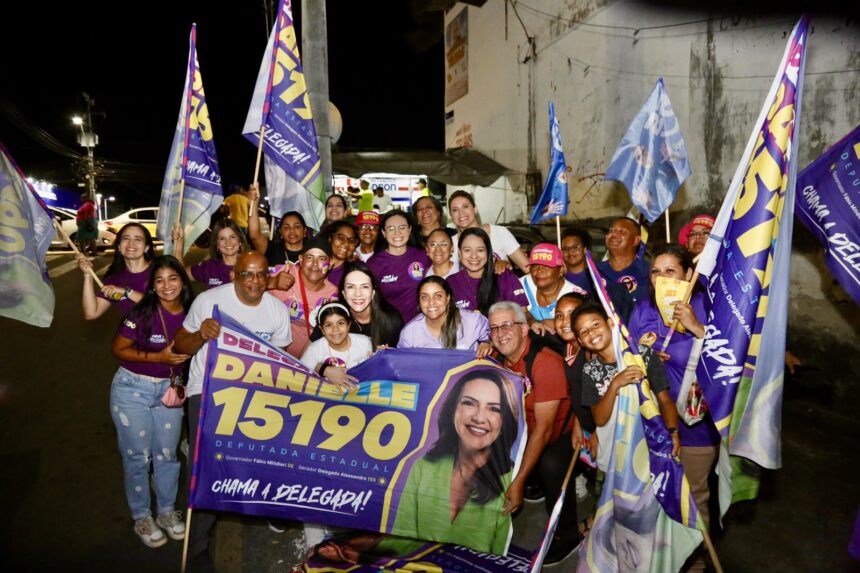 Apoiadores da Delegada Danielle Garcia durante mobilização no bairro São Conrado, em Aracaju