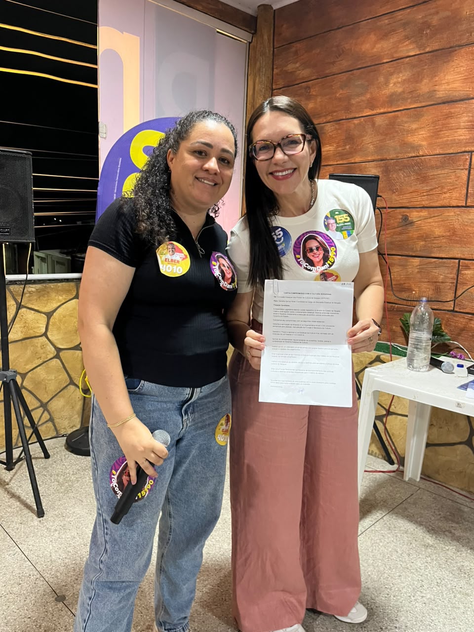 Delegada Danielle assina carta-compromisso com artistas e produtores culturais 2 Delegada Danielle Garcia com liderança de Nossa Senhora do Socorro após a assinatura da carta-compromisso