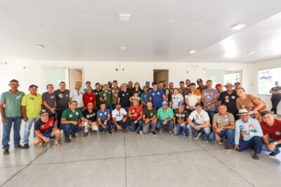 O senador Delegado Alessandro Vieira em agenda no interior de Sergipe