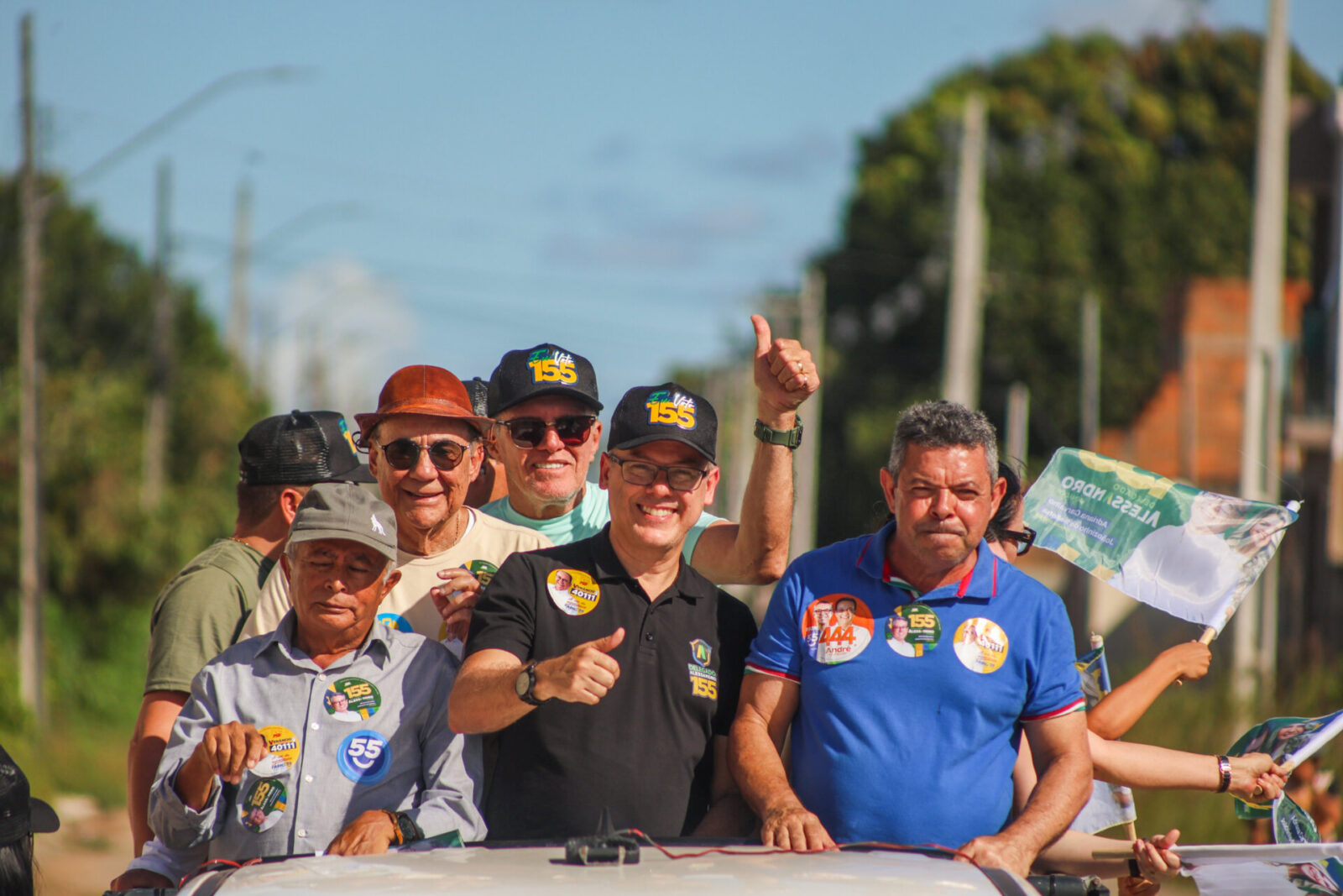 O senador Delegado Alessandro durante carreata pelo Agreste Central