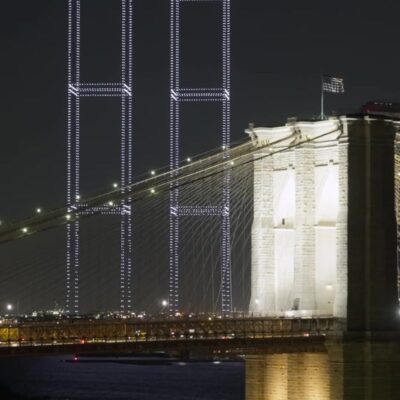 As torres de luz vistas da ponte do Brooklyn