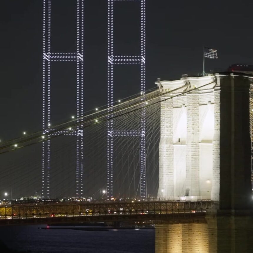 As torres de luz vistas da ponte do Brooklyn