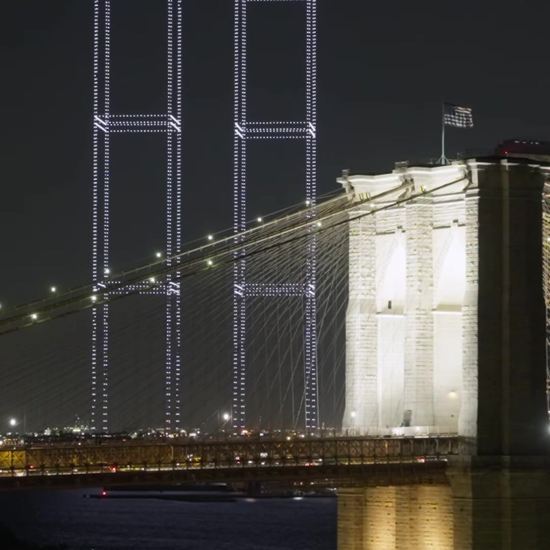 As torres de luz vistas da ponte do Brooklyn