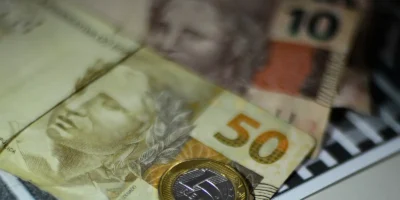 Economia brasileira encolhe pelo segundo mês seguido, aponta BC