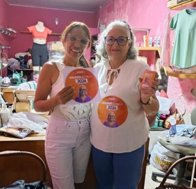 Candidata a deputada federal Edileuza Sá Melo durante visita a comerciantes