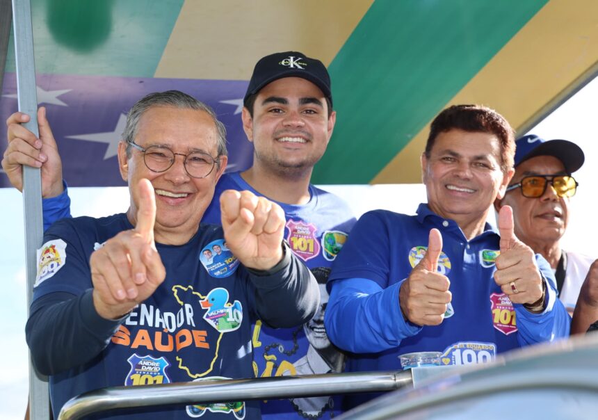 Eduardo Amorim acena a apoiadores no carro de som, em Capela