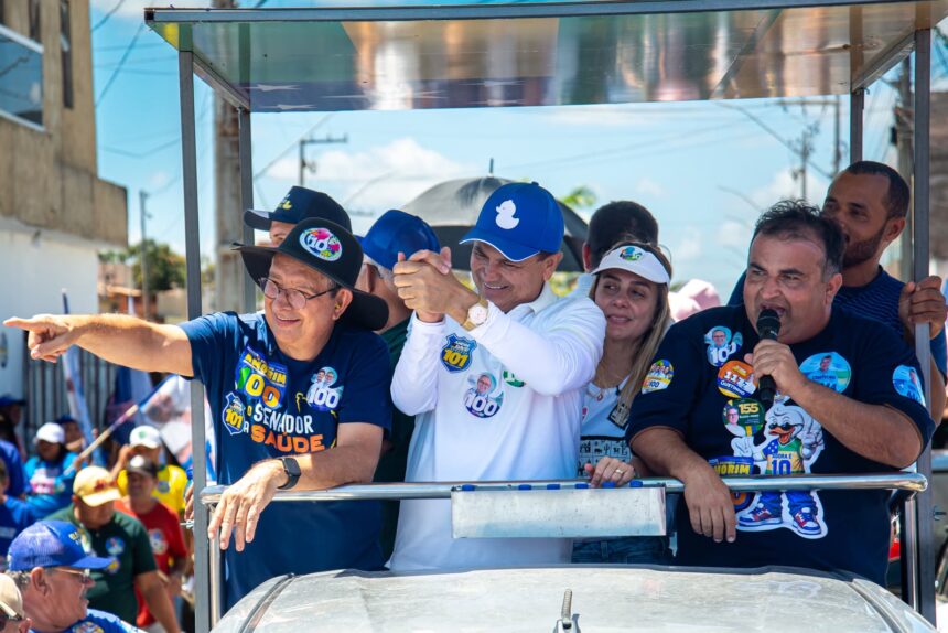 O candidato ao Senado Eduardo Amorim durante carreata pelo Sertão sergipano