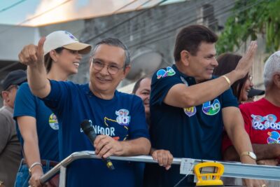 O candidato ao Senado Eduardo Amorim durante caravana no Baixo São Francisco sergipano