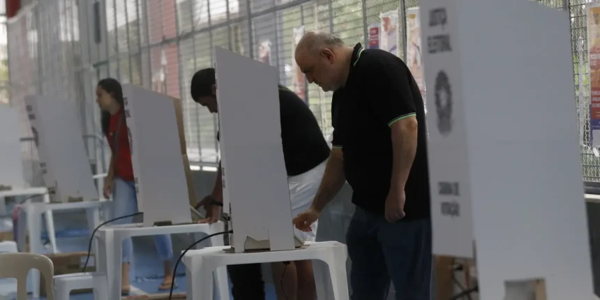 Eleitor deve entregar celular desligado antes de votar neste domingo