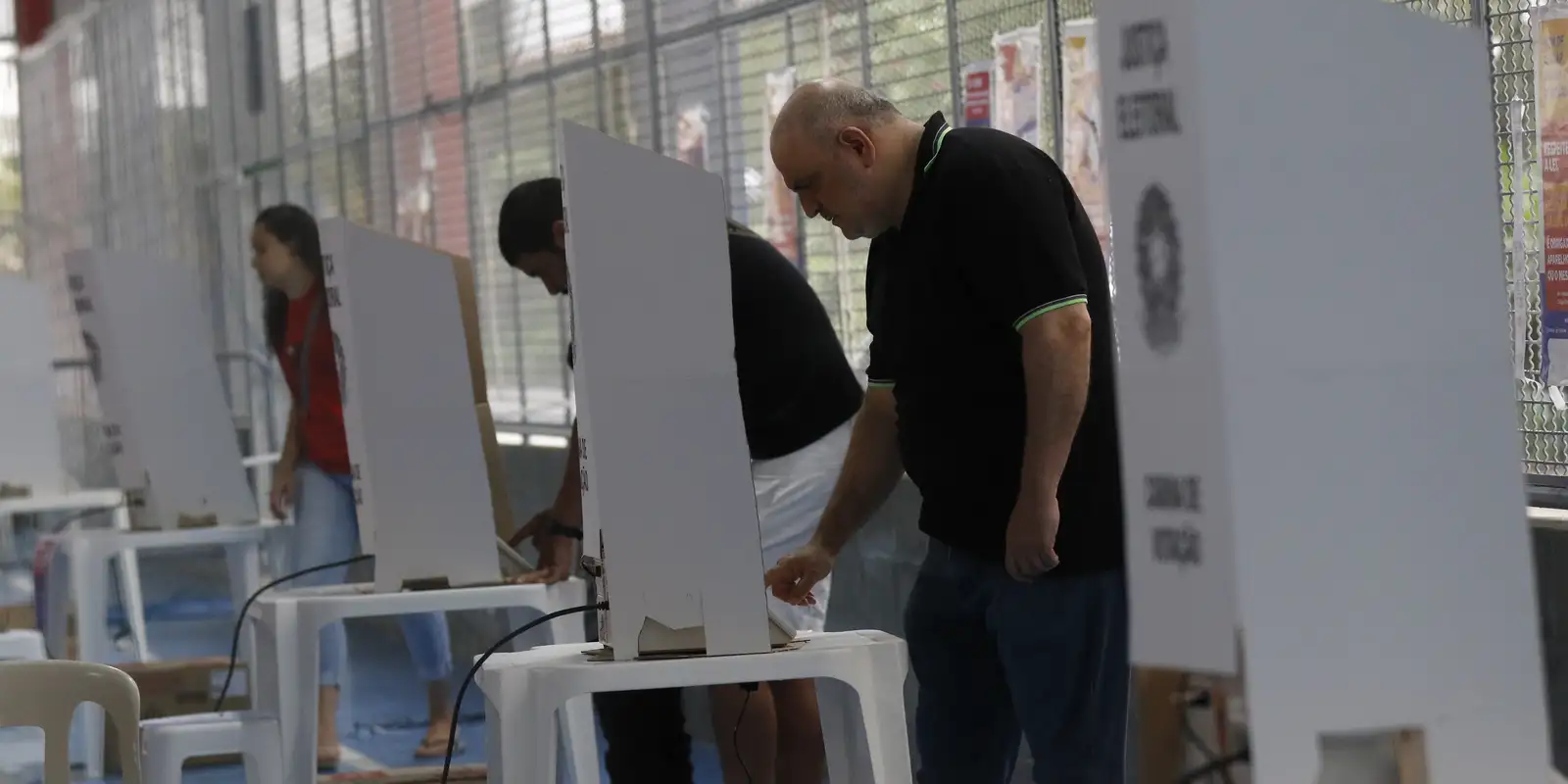Eleitor deve entregar celular desligado antes de votar neste domingo