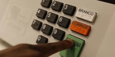 Eleitor pode testar urna eletrônica antes das eleições de 2026