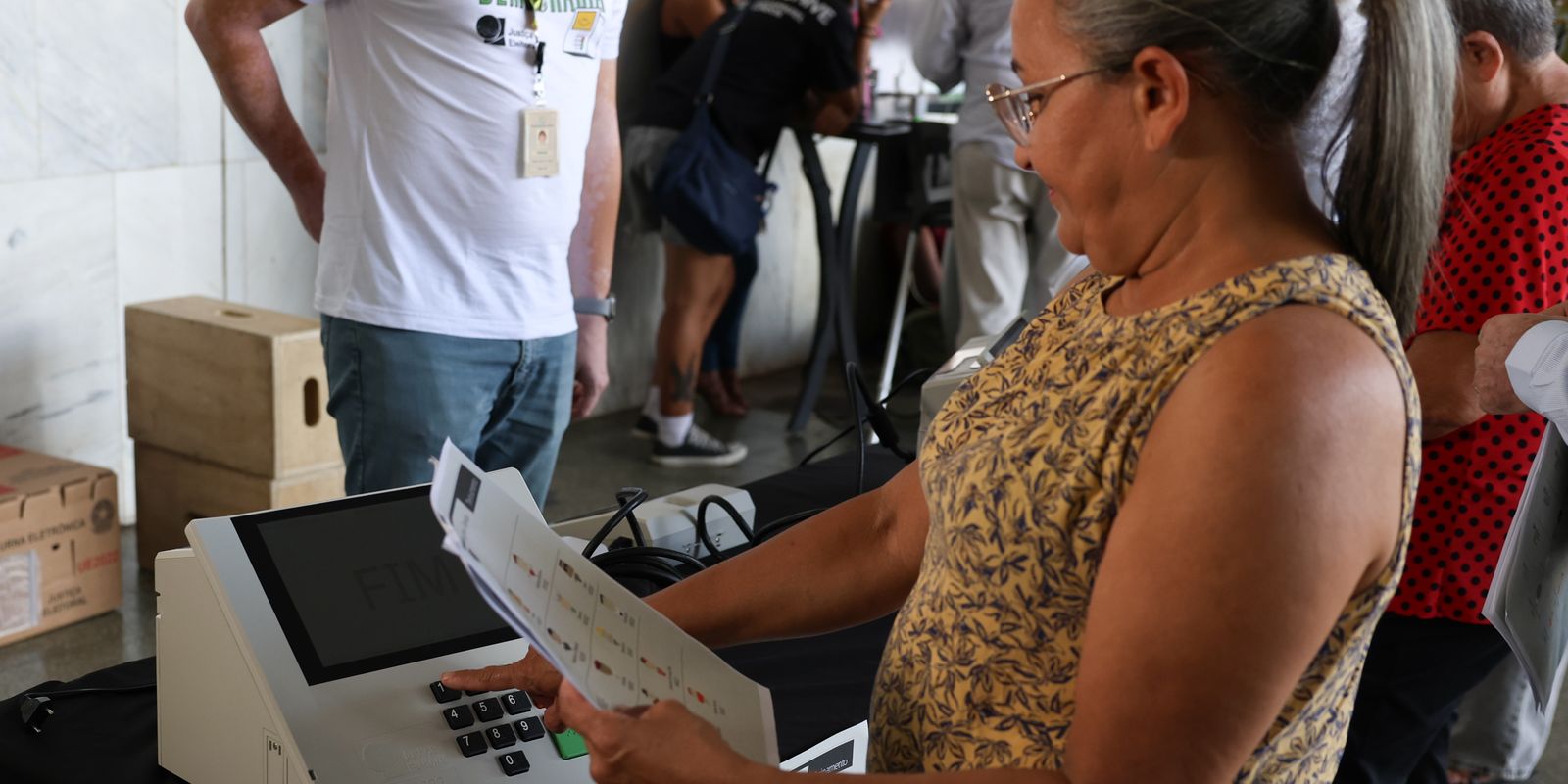 Eleitores do Rio já podem retirar cola eleitoral gratuita para 2026