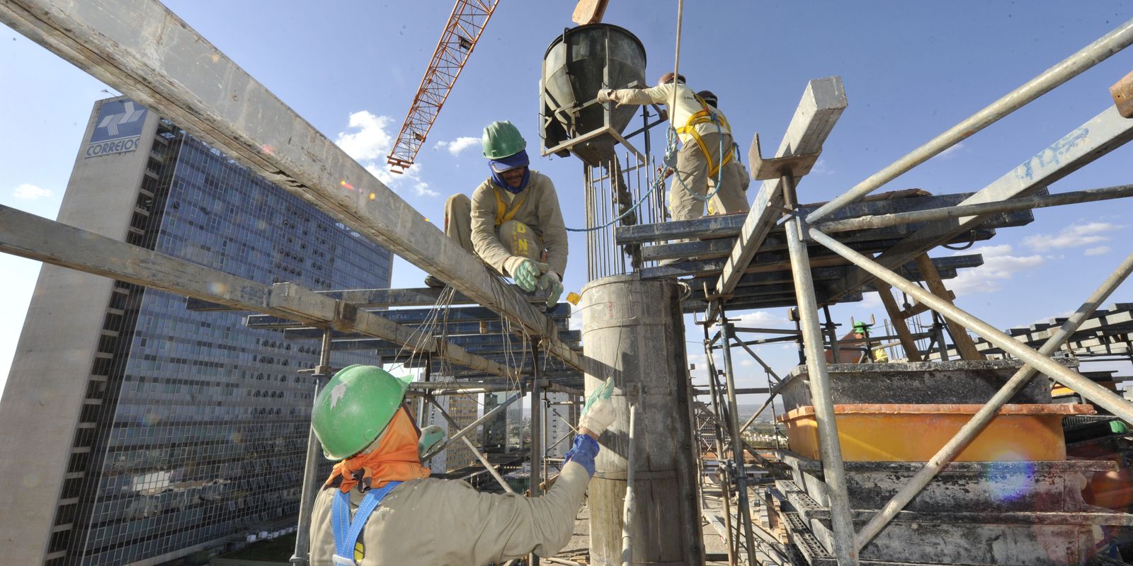 Emprego formal dispara 183% em agosto e abre 165,8 mil vagas no país