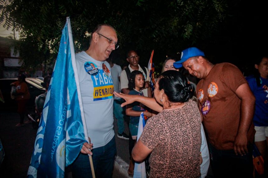 O candidato a deputado estadual Fábio Henrique durante agenda de campanha em Aracaju
