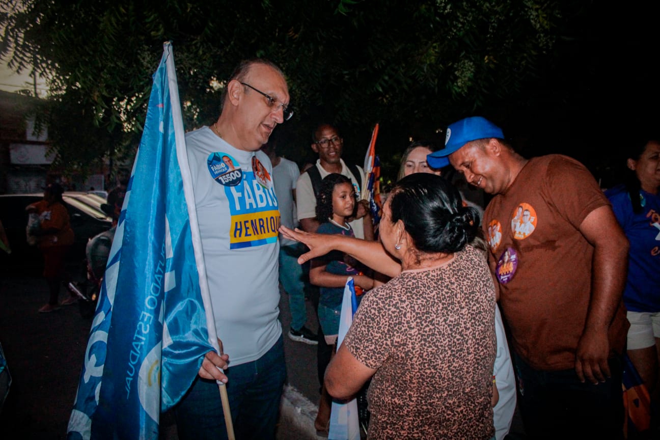 O candidato a deputado estadual Fábio Henrique durante agenda de campanha em Aracaju