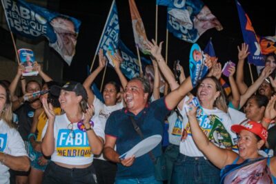 Apoiadores acompanham a caminhada de Fábio Henrique pelo bairro Eduardo Gomes, em São Cristóvão