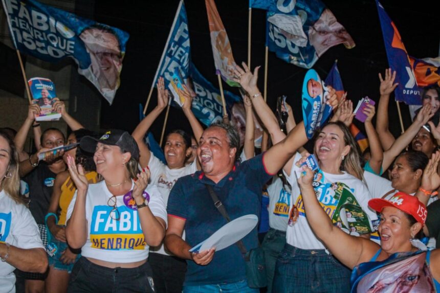 Apoiadores acompanham a caminhada de Fábio Henrique pelo bairro Eduardo Gomes, em São Cristóvão