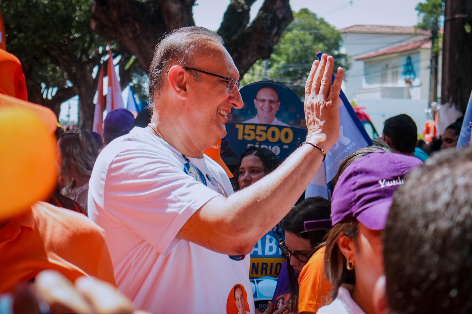 Fábio Henrique propõe crédito do Banese para comerciantes e trabalhadores por conta própria 2 O candidato a deputado estadual Fábio Henrique (MDB) durante caminhada de campanha