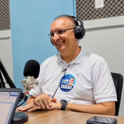 O candidato a deputado estadual Fábio Henrique durante entrevista em estúdio de rádio