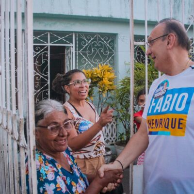 O candidato a deputado estadual Fábio Henrique cumprimenta moradoras durante agenda no Tamandaré, em Aracaju