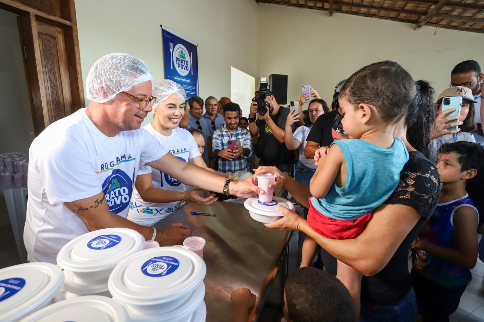 Pobreza em Sergipe caiu de 44,1% para 36,4% em um ano, aponta IBGE 2 Governador Fábio Mitidieri em ação de assistência social em Sergipe
