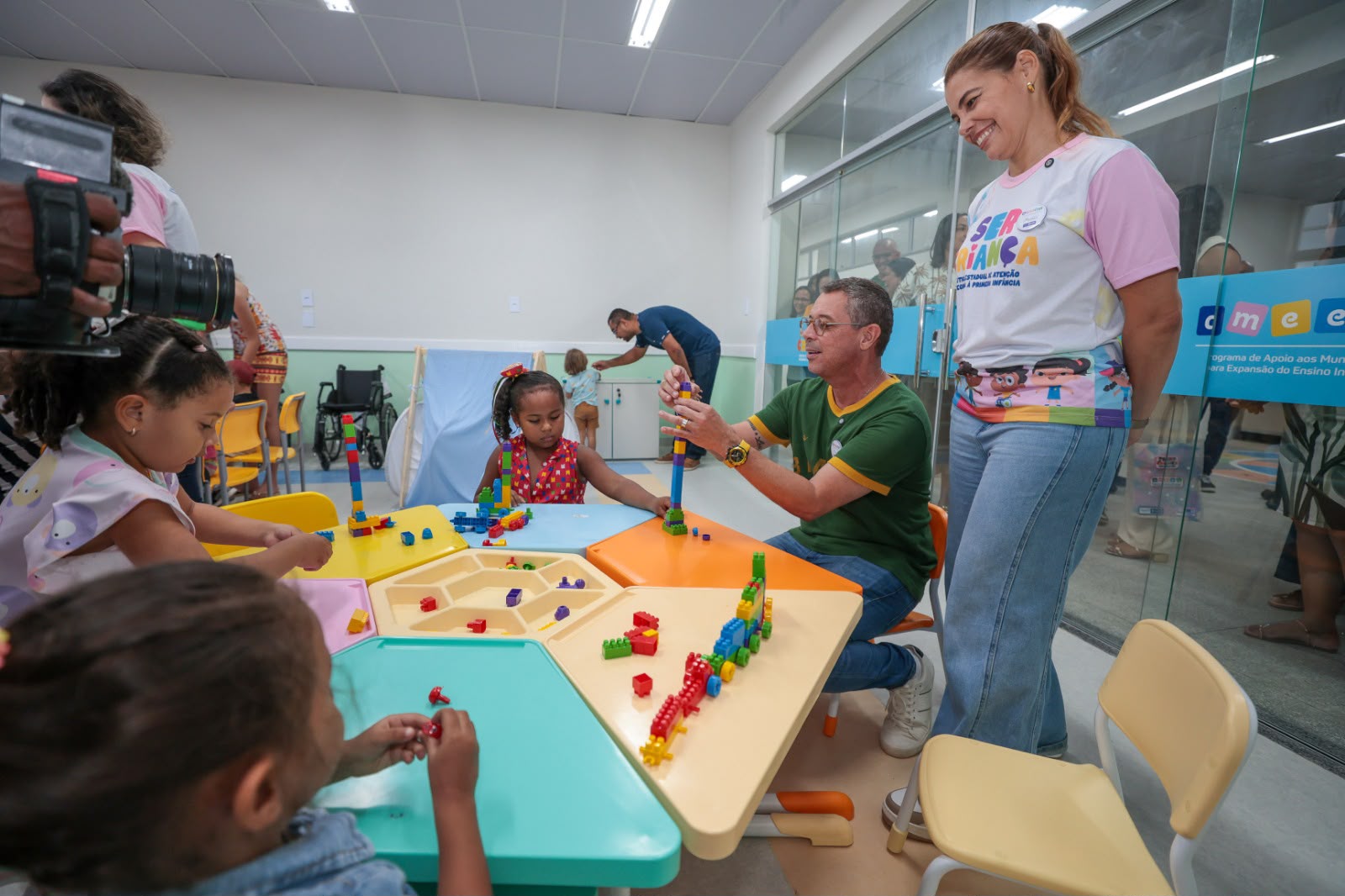 Pobreza em Sergipe caiu de 44,1% para 36,4% em um ano, aponta IBGE 3 Governador Fábio Mitidieri em ação de assistência social em Sergipe