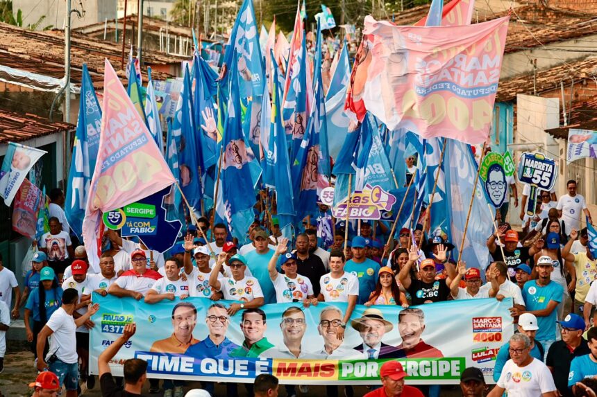 Multidão acompanha a caminhada de Fábio Mitidieri pelas ruas de São Cristóvão