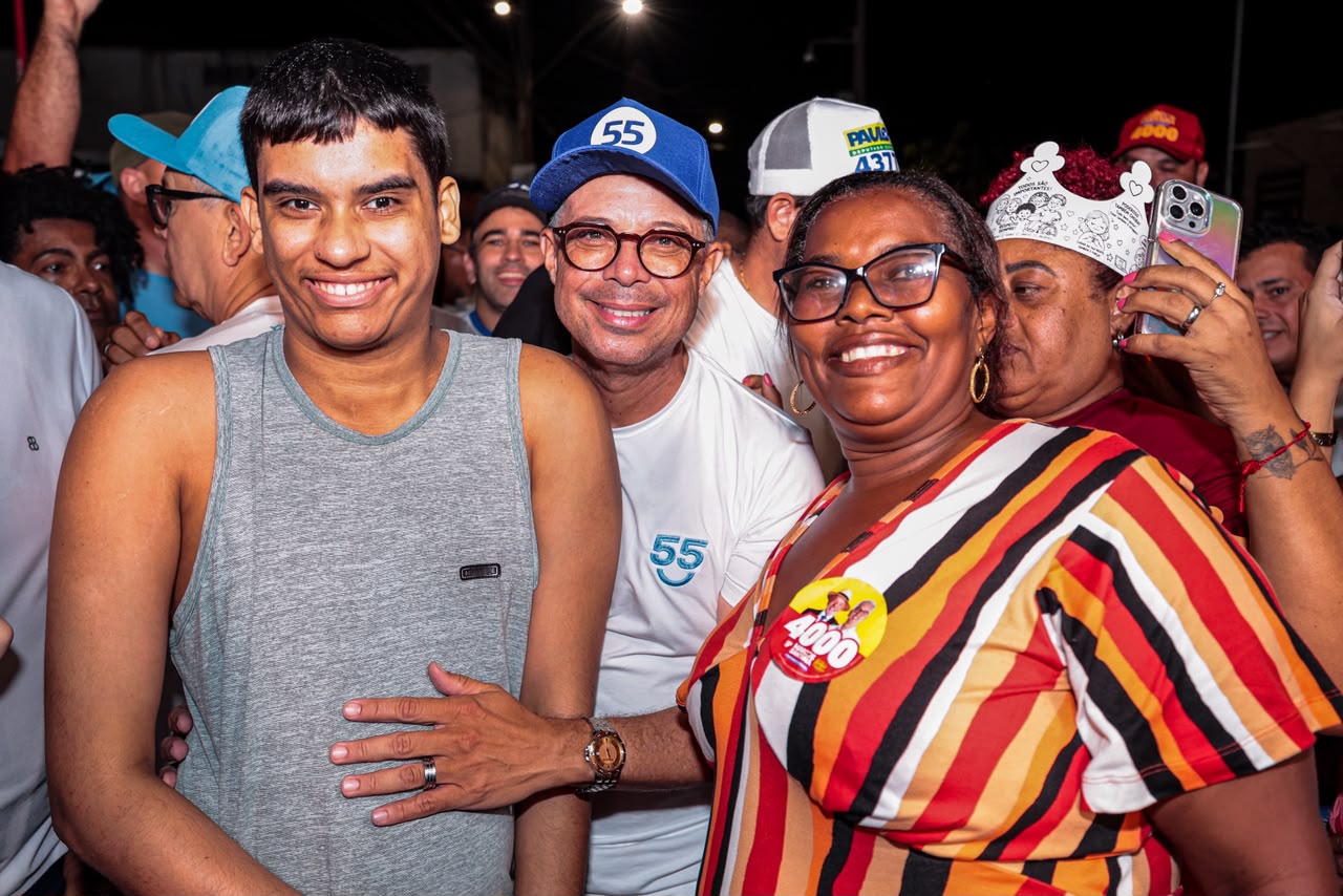 Fábio Mitidieri cita Caminho de Santa Dulce dos Pobres em São Cristóvão 2 Fábio Mitidieri fala ao microfone no fim da caminhada em São Cristóvão