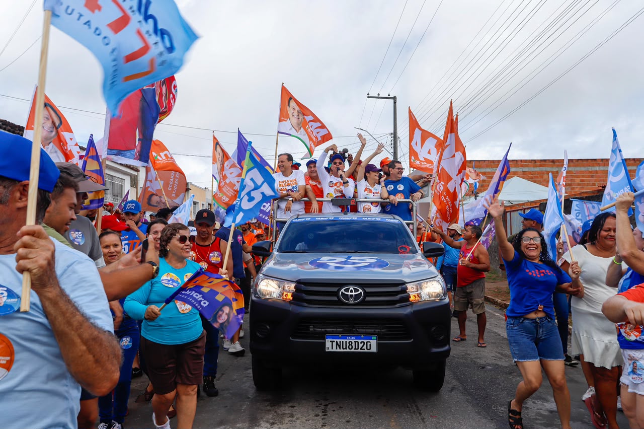 Fábio Mitidieri lista obras do Baixo São Francisco durante carreata na região 2 Bandeiras acompanham a passagem da carreata pelas ruas