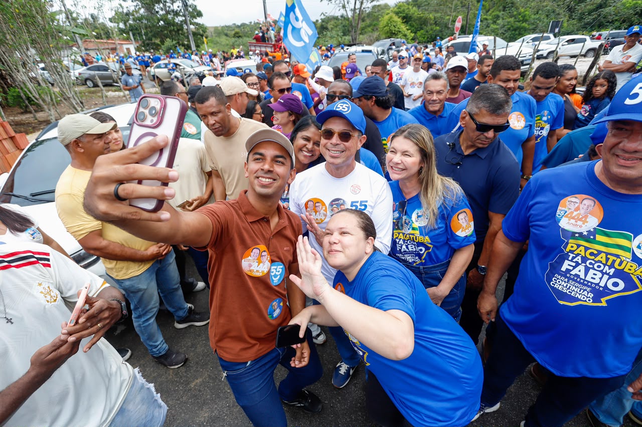 Fábio Mitidieri lista obras do Baixo São Francisco durante carreata na região 3 Apoiadores fazem selfies com o governador durante o ato