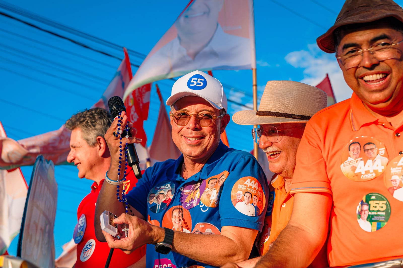 Fábio Mitidieri apresenta obras de Itabaiana durante carreata no município 2 Apoiadores acompanham o comboio em cima dos carros