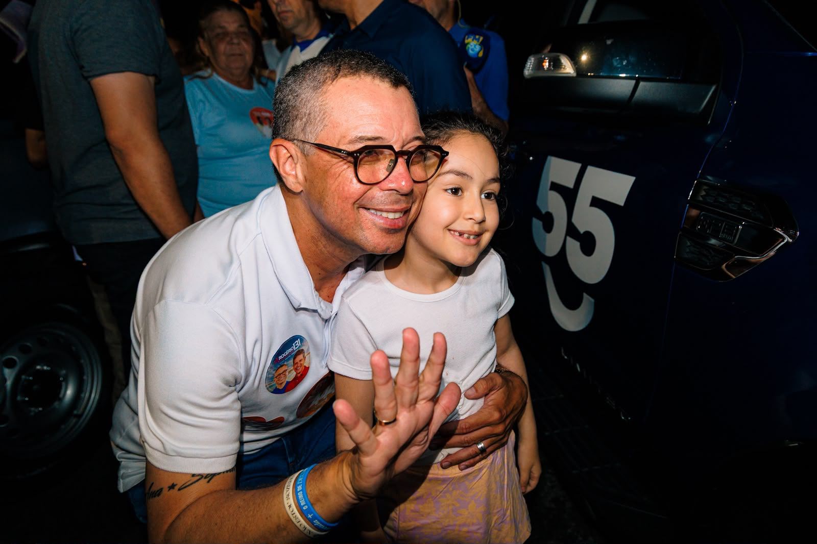 Fábio Mitidieri aponta mais de 100 obras na Educação durante carreata 3 Fábio Mitidieri entre apoiadores na carreata em Aracaju