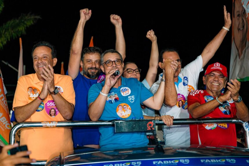 Fábio Mitidieri discursa no trio elétrico durante a pisadinha em Feira Nova