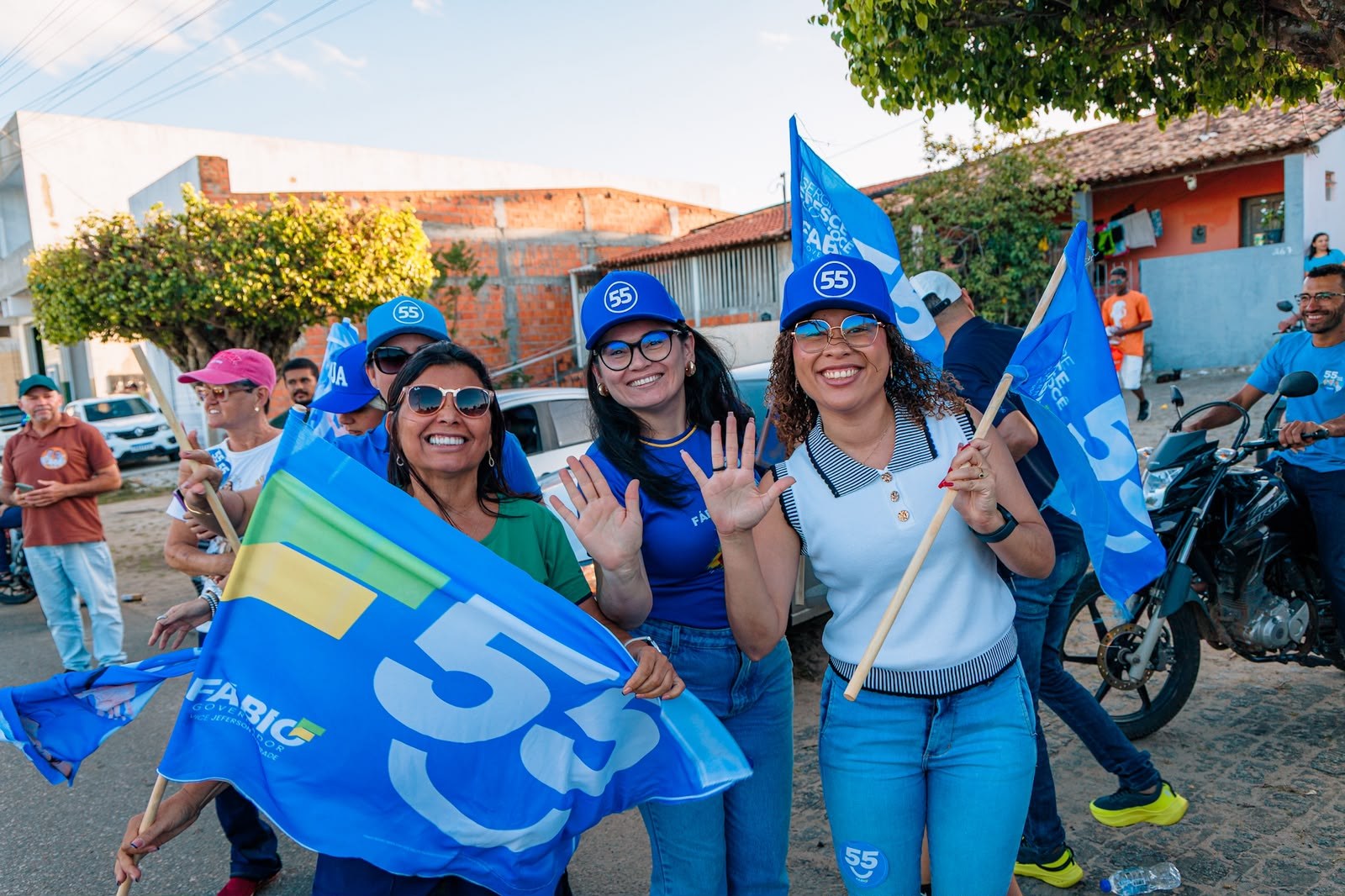 Apoiadoras levam bandeiras da campanha pelas ruas de Itabi