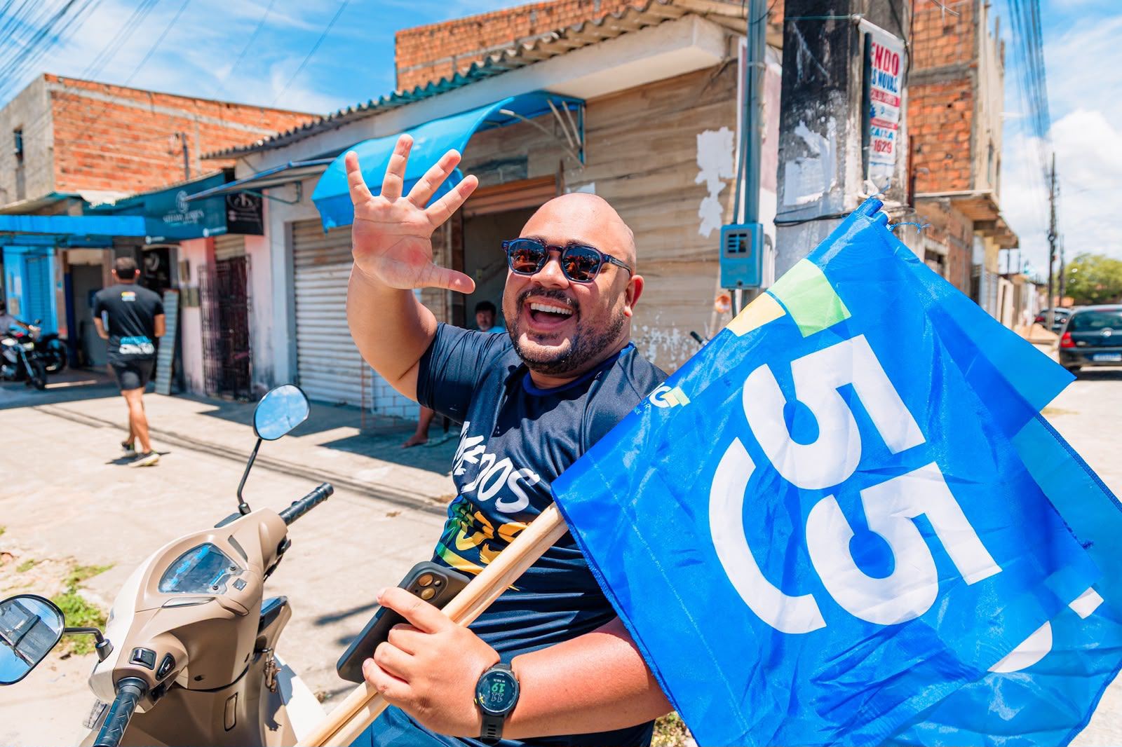 Fábio Mitidieri destaca entregas do Governo do Estado em ato no Socorro 5 Morador acompanha a passagem da carreata pelas ruas de Nossa Senhora do Socorro