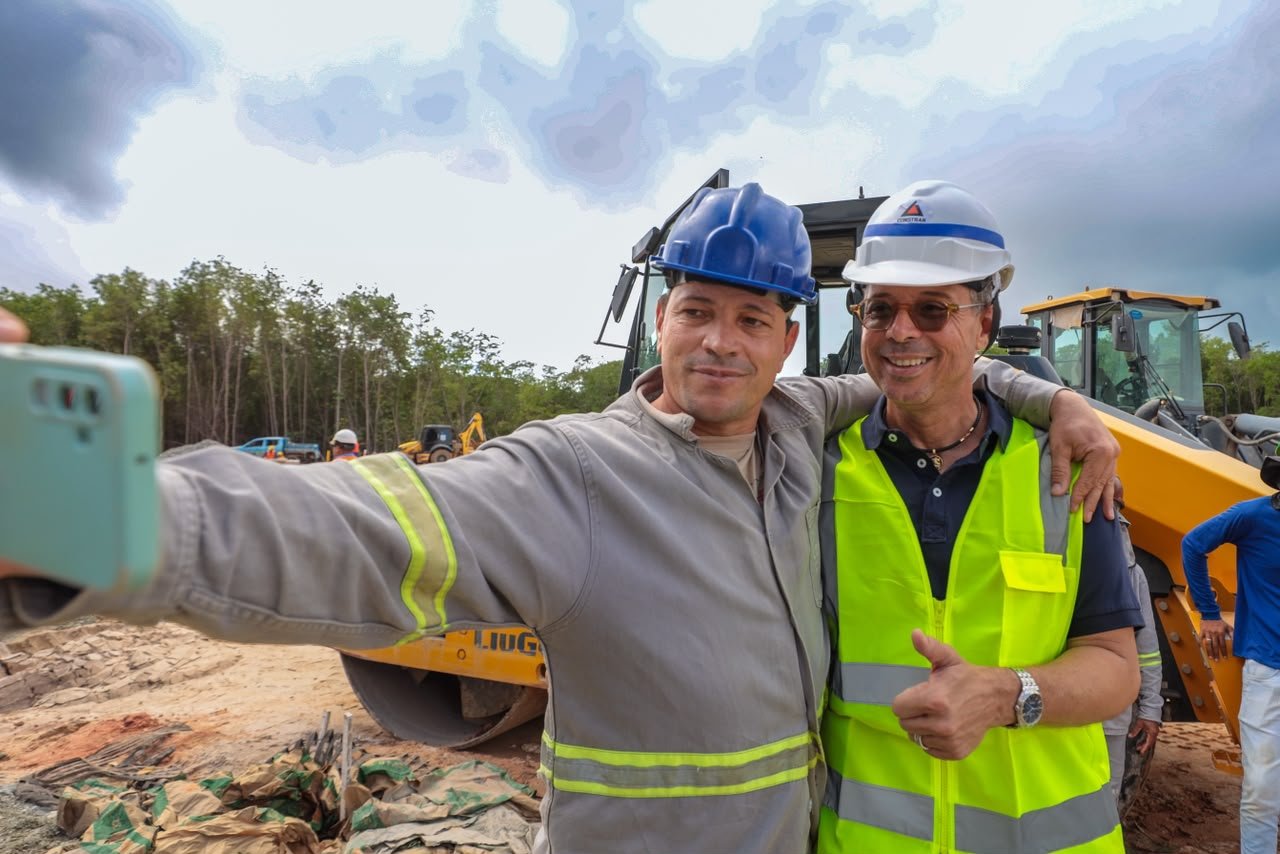 O governador Fábio Mitidieri tira selfie com operário durante visita a obra em Sergipe