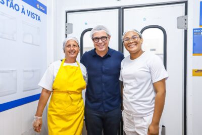 Fábio Mitidieri com trabalhadoras em unidade de alimentação em Sergipe