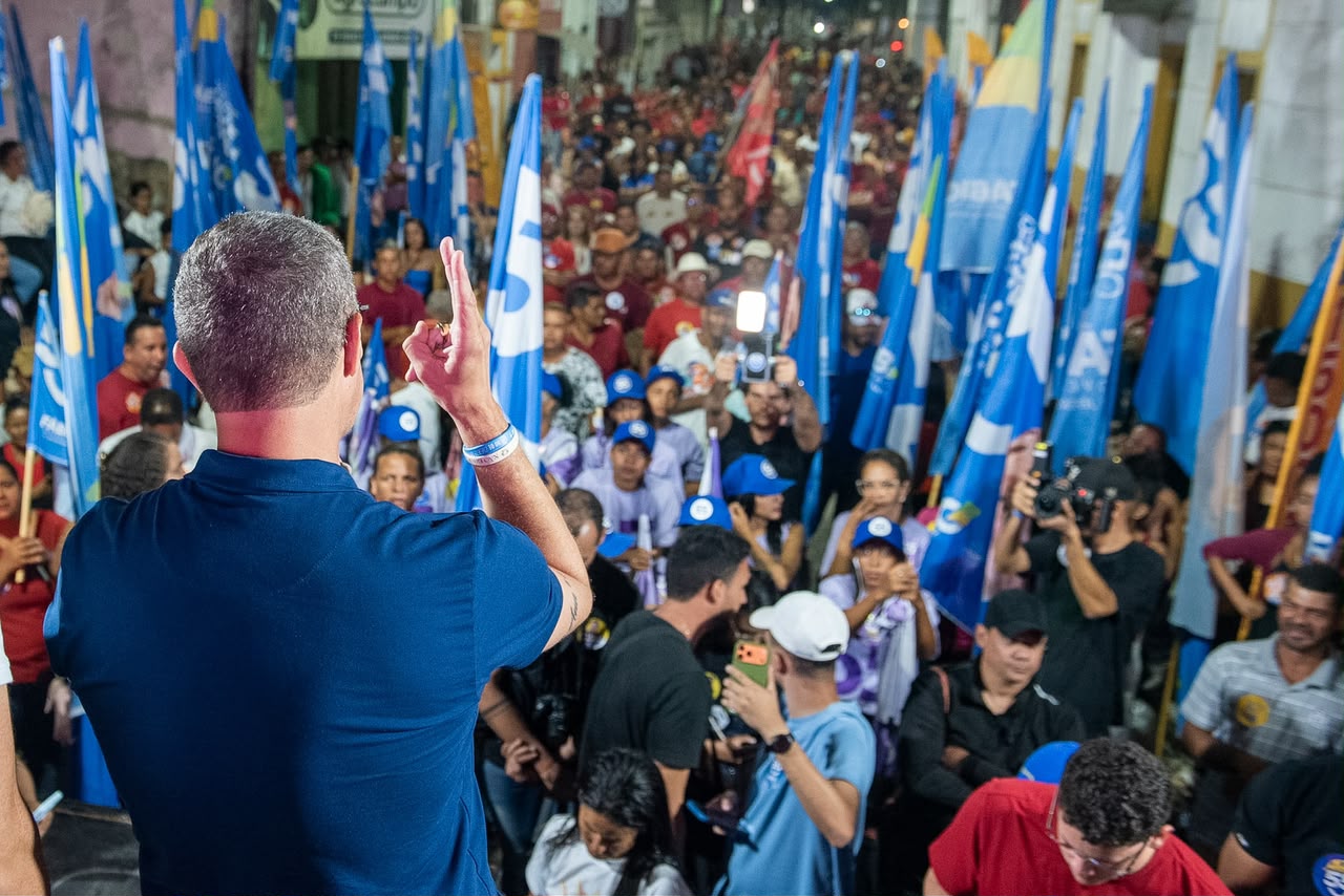 Fábio destaca avanços em saúde, segurança e infraestrutura em Estância e Arauá 3 Governador Fábio Mitidieri durante caminhada no Sul de Sergipe
